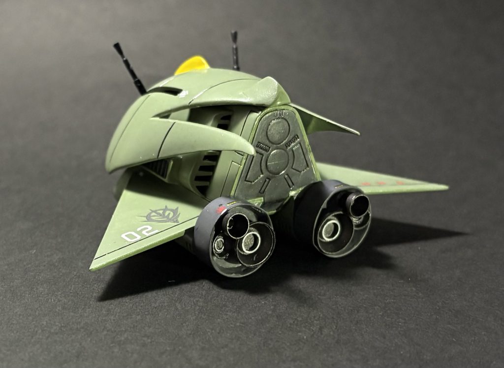 一番気合を入れた背部。スラスター基部をプラ板で作り、バーニアをウェーブのパーツから流用しました。プラ板を曲げるのが結構大変だった。