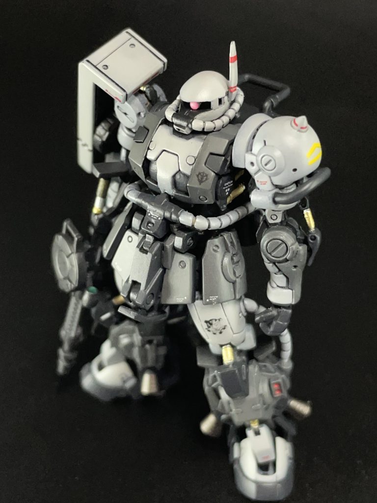 モノアイはレジンで。ちょっと薄くした方がよかった😅意外と曲者だったのが動力パイプのパーティングライン処理。取れてない箇所もあるし削りすぎて丸みがなくなった所も…。