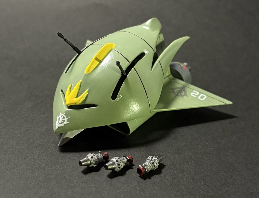 ビットと一緒に。ビットはスラスターをくり抜いて、ビーム砲をウェーブの小バーニアに変更しました。