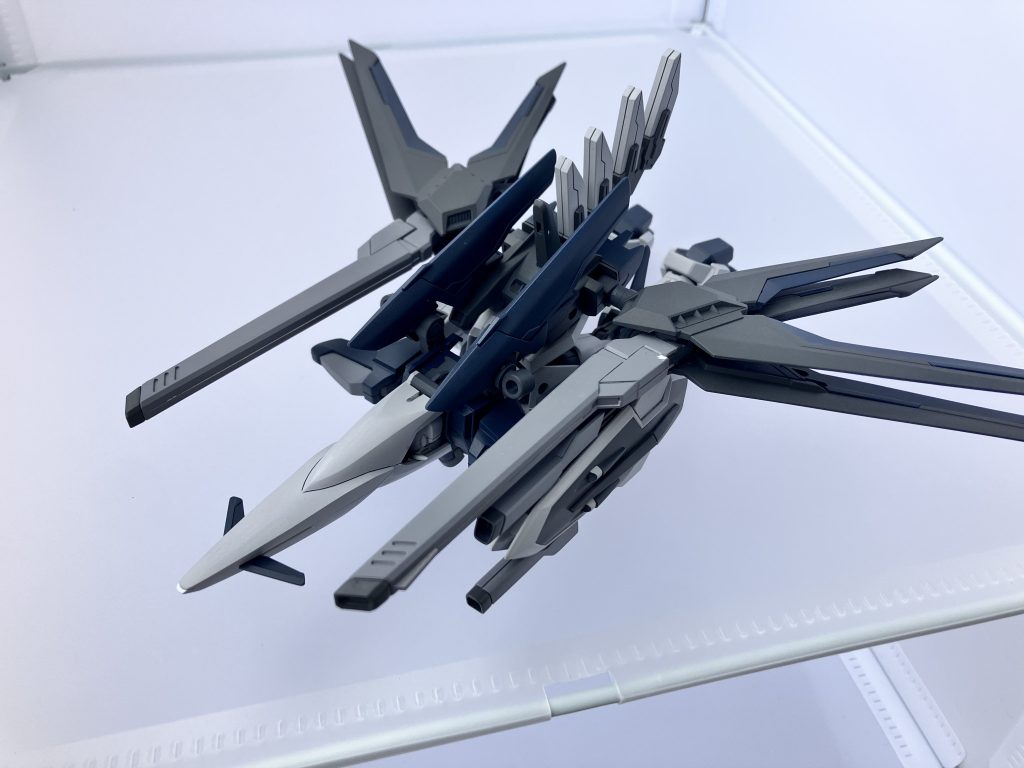 ＭＡ形態。大気圏突入機能はオミットし、フリーダムストライカーにより航続距離とスピードが高められている。この形態でも各種兵装は使用可能。