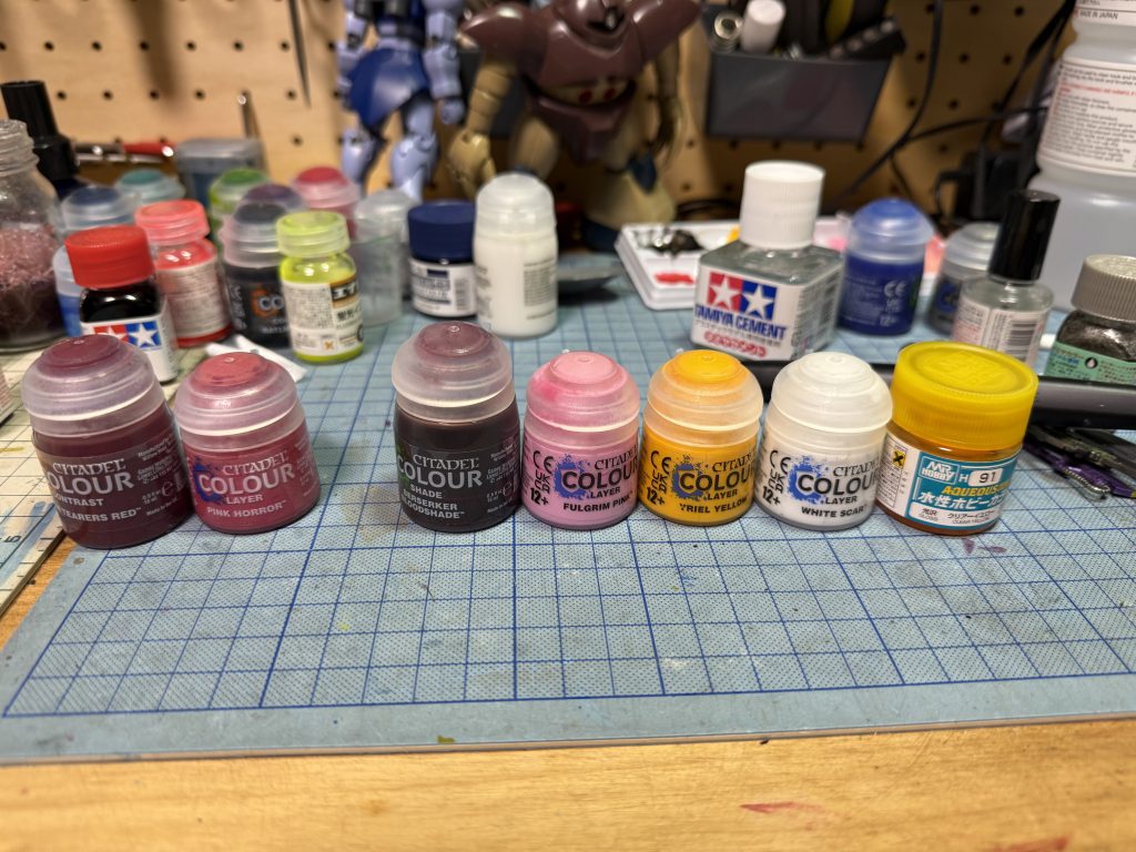 ◾️塗装レシピ胸と腰のあずき色部分:一番左のシタデルコントラストをベタ塗り→左2番目の濃ピンクを面中央にドライブラシ。その他のピンク色部分:左3番目のシタデルシェイドをベタ塗り→左4番目の薄ピンクをとイエロー、ホワイト混ぜて段階的に淡くしながら面中央が明るくなるように3回塗り程度→最後ピンク面中央を発色させるため、クリアイエローを面中央にスタンピング◾️ウェザリングウェザリングカラーグランドブラウンで墨入れ兼ウォッシング→エナメルジャーマングレーでチッピング→エナメルチタンシルバーでドライブラシ