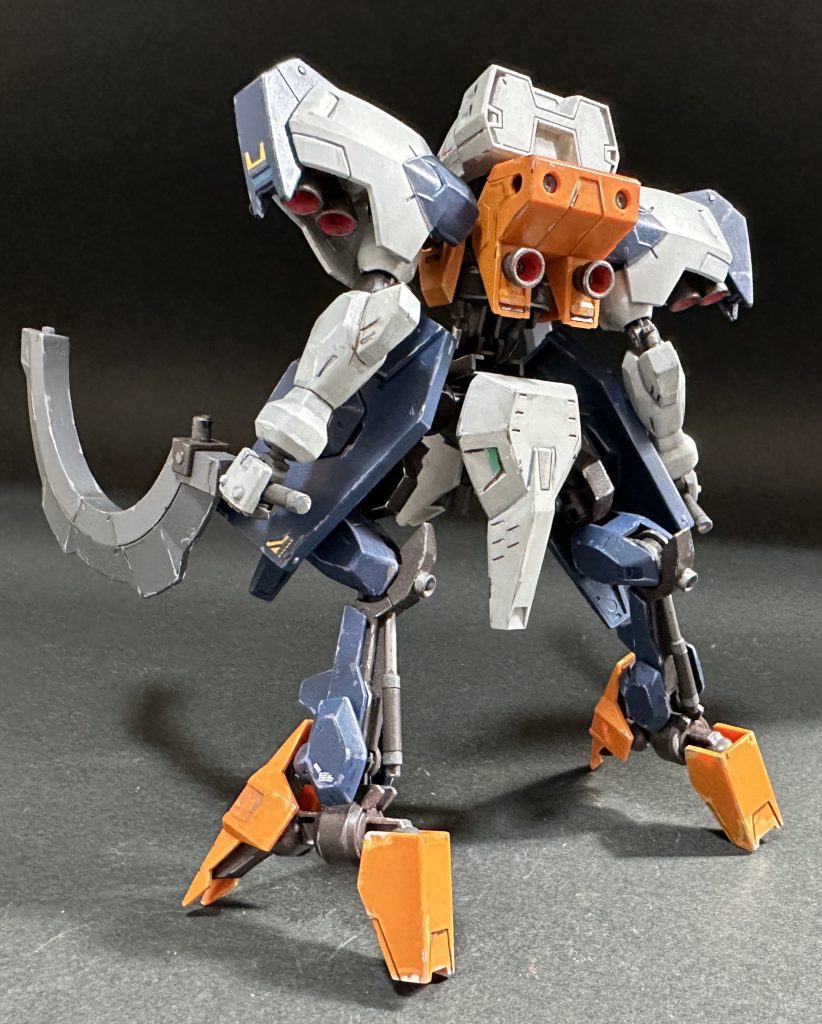 機動性を重視した軽装甲の機体に見えたので、いろんなものにぶつかった感じの塗装はげを施してみました。