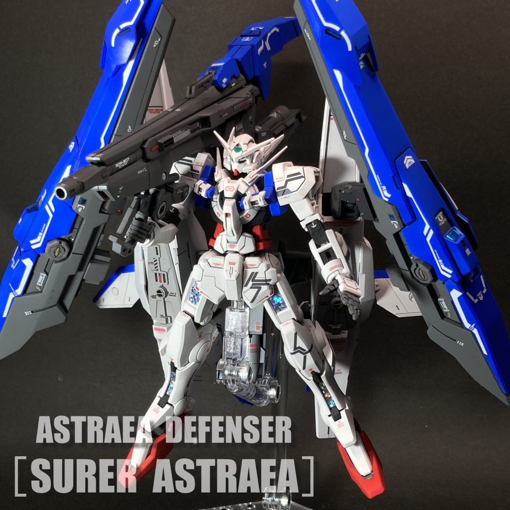 アストレア  ディフェンサー 通称【スーパーアストレア】 可変戦闘機GNディフェンサーと、ガンダムアストレアが合体した形態がアストレア ディフェンサーである。なお、そのMS形態は、開発スタッフの中では通称として「スーパーアストレア」と呼ばれていた。   この機体はアストレアの機動力、攻撃力の強化プロジェクトから生まれたものではあるが、アストレアの強化そのものが最終目的ではなく、あくまでエクシアをはじめとする第3世代ガンダム以降の機体開発のための基礎データの蓄積を目的としたものである。