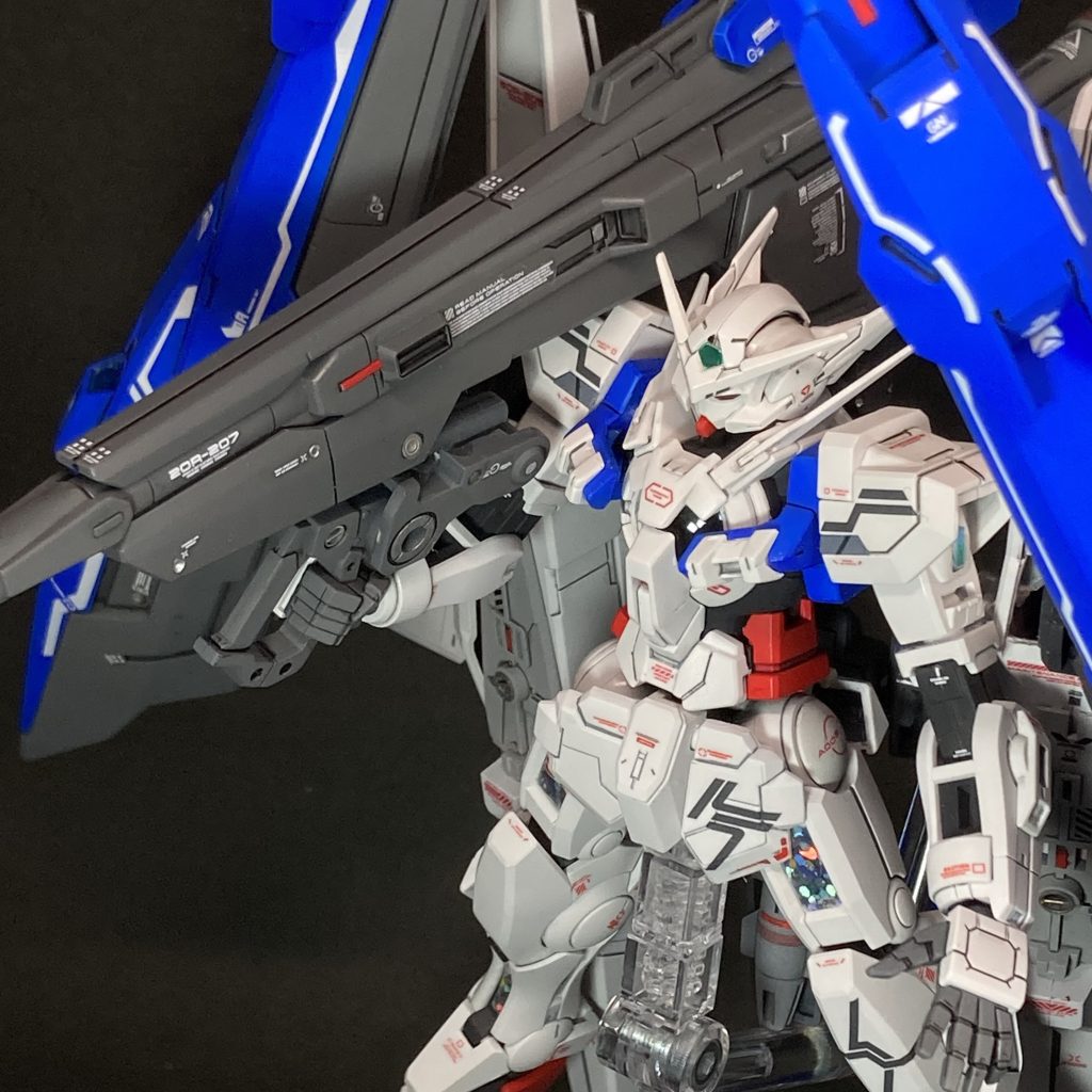 製作、ミキシングのコンセプトとして・・・① ユニット構成はできるだけ本家スーパーガンダムに準じる方向で。② 次世代ガンダムに設計が生かされていく・・・という感じを出すために、大きなパーツはダブルオー関連キットから。③どうせなら完全変形で。④テストと改修を繰り返している段階なのでコーションマークは多めに。・・・こんなコンセプトで製作を進めました。