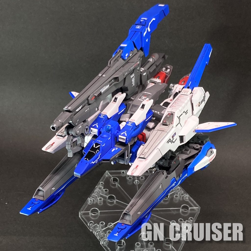 GNクルーザー① アストレアディフェンサーの高速巡航形態をGNクルーザーと呼ぶ。これは、スーパーアストレアを最速で作戦行動開始地点に投入するための形態でもある。 なお、ネーミングについては、本家をなぞれば「GNフライヤー」なのかとも考えましたが、唐揚げやアジフライが美味しそうなイメージが自分の中で払拭できず、今回は「GNクルーザー」にしました。