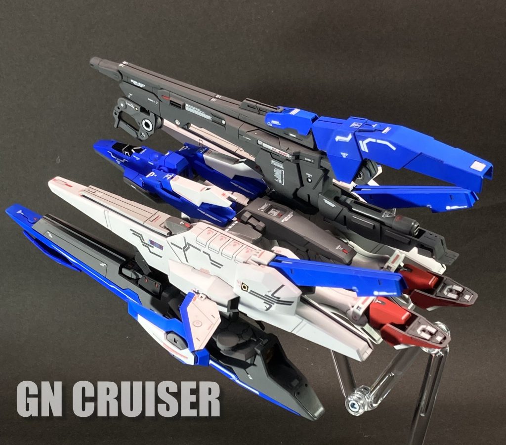 GNクルーザー② 本家スーパーガンダムに比べると各追加パーツが大きめなので、アストレア本体はほぼ覆われている形になり、足先が見える程度です。(下からは、本家同様にアストレアが丸見えですけど)  ユニット構成は基本的に本家スーパーガンダムに準じましたが、大型火器については機体上面に搭載し、MS形態ではFAZZのような肩に担ぐ形にしました。ちなみに、パックバックユニットから可動フレームを介して肩の上に移動します。