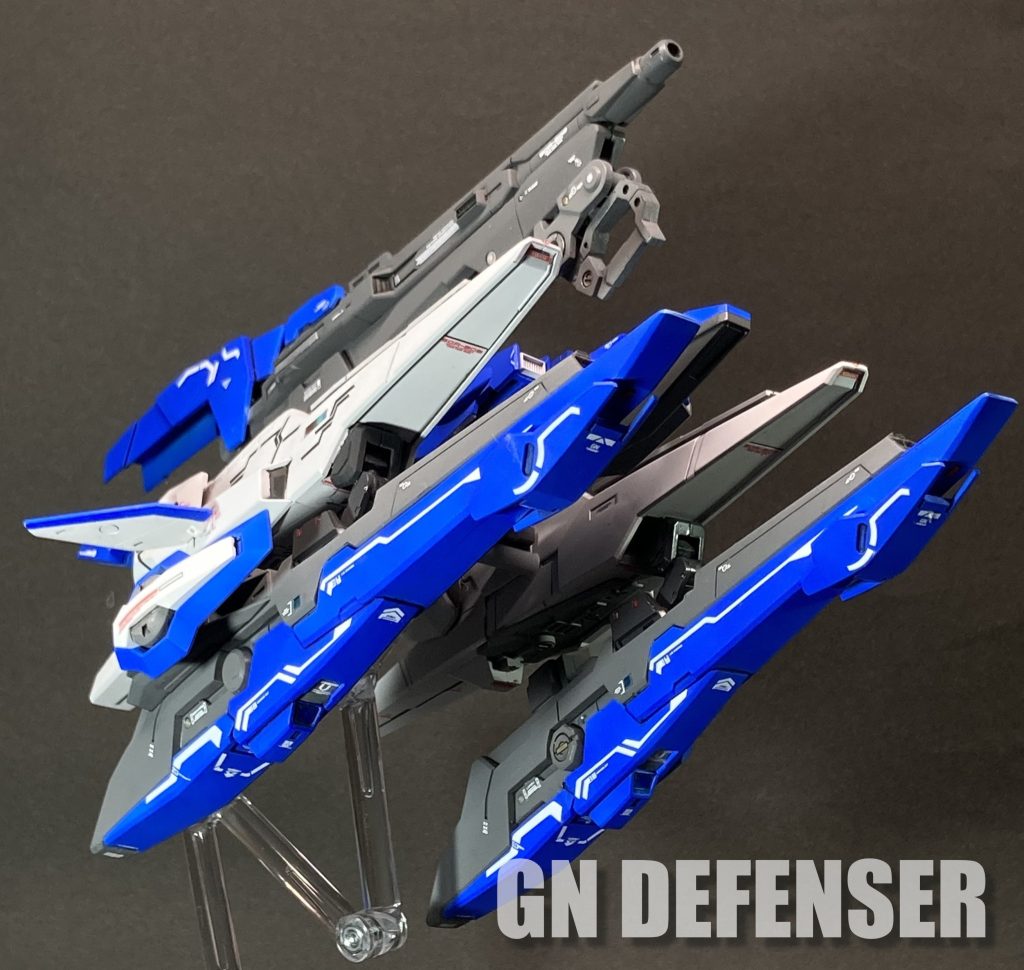 GNディフェンサー ② 各ユニットはそれぞれ基本的には「推進器+武装」という構成だが、機体上面に当たるバックパックユニットは、武装コンテナとしての性格が強く、ミサイルコンテナ、ビーム砲等を内蔵する。 一方、機体下面のサイドユニットは推進器としての性格が強く、アストレアとの合体によりGNドライヴと接続され、爆発的な推進力を発揮する。また、MS形態ではフレキシブルに動くパワーユニットとしてアストレアに大きな機動力を提供する。 なお、バックパックユニットの設計データは、後のGNアーチャーの設計に、サイドユニットの設計データは、後のガンダムハルートのサイドコンテナの設計に反映されることとなる。