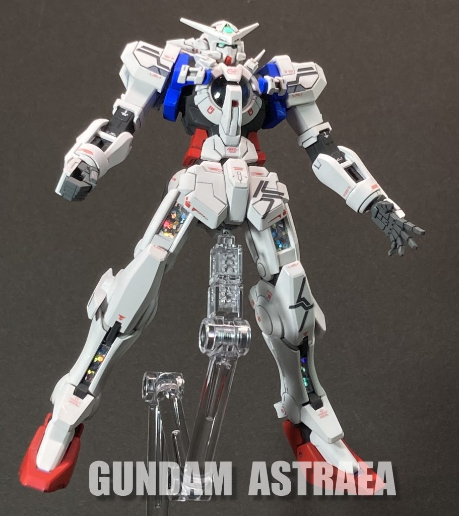 ガンダム  アストレア ソレスタルビーイングが武力介入を開始する15年程前から、追加装備の開発のためのテスト機として運用されていた第2世代ガンタム。今回のGNディフェンサーのテストにおいては、合体時のクリアランス確保のため、つま先とかかとを重ねて折り込むタイプの足先に換装されている。また、頭部のアンテナはGN粒子の干渉問題が改善され、後のエクシアと同様の長いタイプに換装されている。なお、全身各部のエネルギー伝達系に微細な発光が見られるのはGN粒子の干渉が原因と考えられ、現在対応が検討されている。