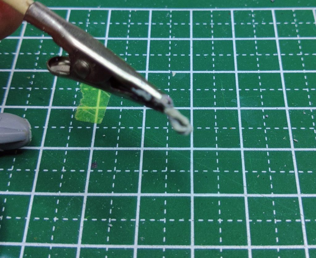 レシーブハンド作成中。極細針金を芯にポリパテで成形。