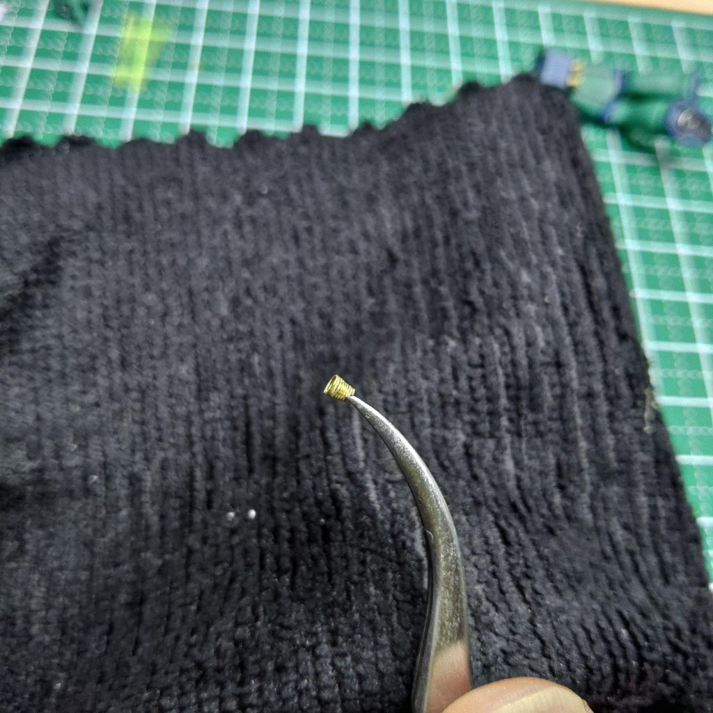 バーニアノズル作成中。これまた極細針金を使い、丸ヤスリの先端に巻きつけ作成。