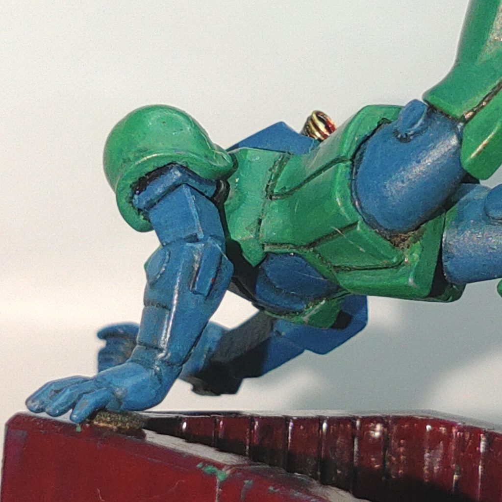 その他にスジ彫り強調、追加。左肩アーマーと腕の付け根を削り込み等です。