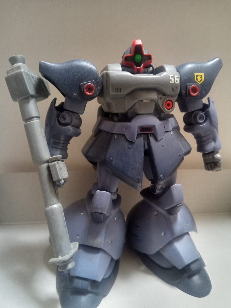 こちらを作成したときはまだ素組みに毛が生えた程度しか出来ず、確かガンダムマーカーの部分塗装と艶消しを吹いただけだったと思います。それでもかっこいいのはやっぱりドムキットのポテンシャルの高さですね。