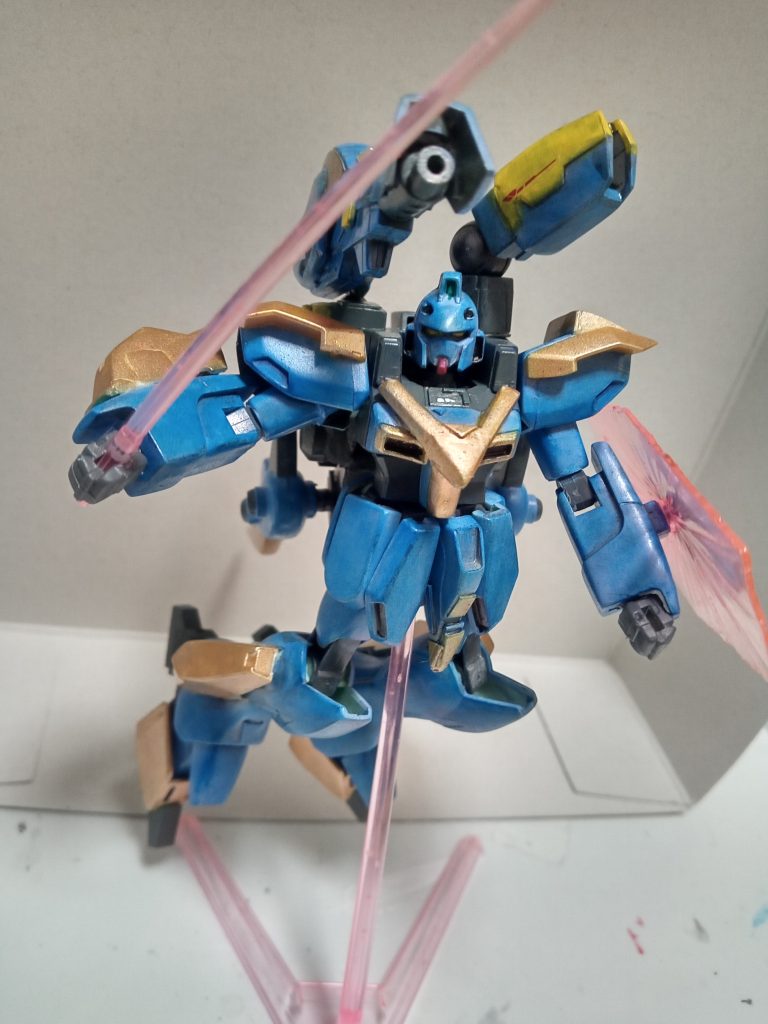 V2アサルト化するにあたり、装甲の強化と火力の強化は必要だと感じ、いろんなパーツをとにかく思いつく限りくっつけてみました。色もどうせなら思い切り替えようと思い、水性ホビーカラーとアクリル絵の具を重ねて色を塗っています。