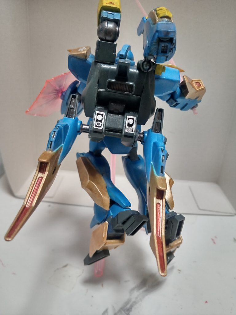 背中の部分はかなりやっつけ感が強くあまり見栄えはよろしくありませんが一応(zaku-kao4)