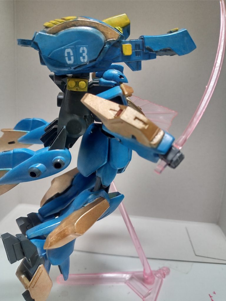 今回弄ってみて、旧キットの1/144のVガン系キットはフォルムは悪くないんですが、関節の構造が致命的だなぁと感じました。色々試してみましたが何をしてもぷらんぷらんのポロンポロンでポーズ作るのも至難の業でした。特に腕の構造はどうにもならないので改造は要必須かと思われました。