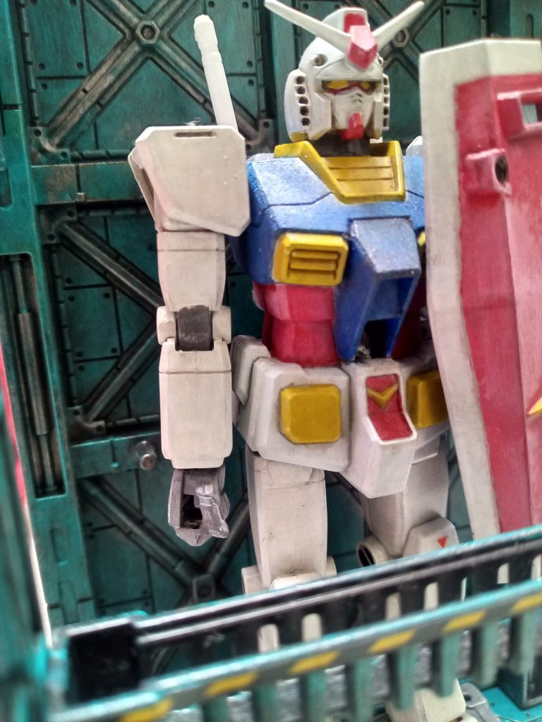 塗装はいつものように水性ホビーと100均アクリル絵の具の重ね技です。FGガンダムは過去にも作ったことがあったためちょっと弄ろうと思いコクピットに穴を開けてアムロがチラ見えするようにしています。