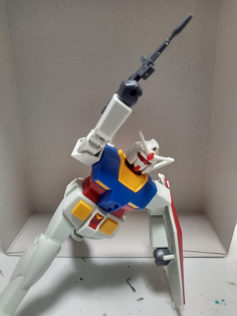 ただ残念ながら可動性に関しては最新のおっちゃんキットと比べると中々キツイものがあります。いくら若作りしても体は嘘つかないといったところでしょうか。私は可動性はそんな重視しないので特にならないですが(zaku-kao8)