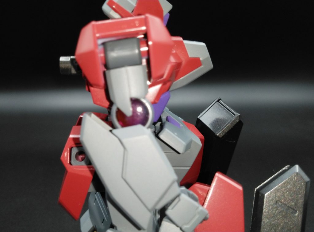 肘部のレンズ部はクリアレッドとクリアブルーの重ね塗りでクリアパープルにしています。