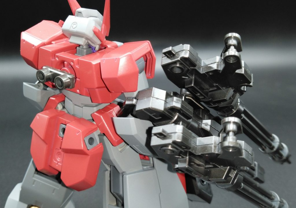 両腕のガトリングですが、中央ガトリングのグリップ部分を肘部装甲に引っかける事で垂れ下がるのを防いでいます。