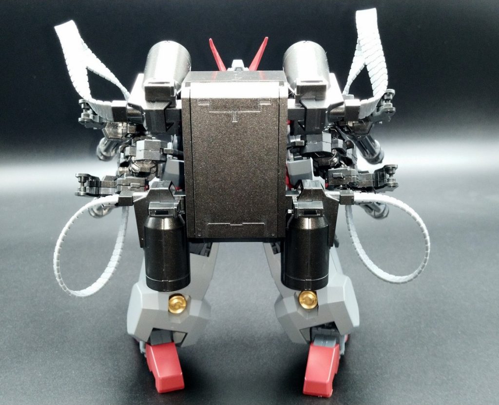 背面。バックパックは全てガトリング用弾倉として装備させました。コンテナ弾倉は30MMマルチバックパック、筒型弾倉とベルトは30MMガトリングユニットの流用です。