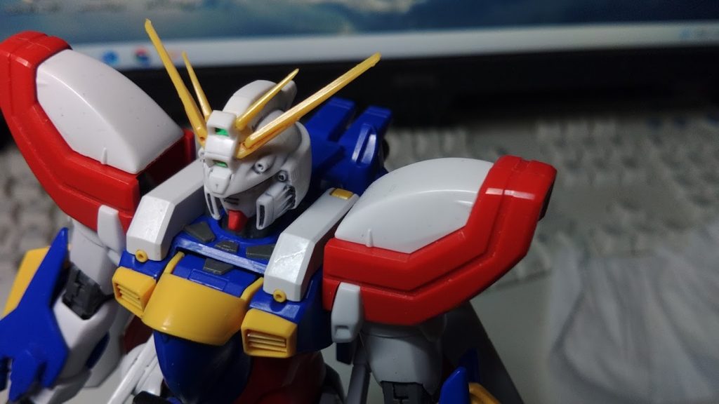 このキット、今の基準でみるとフェイスが前に張り出している&首が短めで肩のマシンキャノンの間に顔が埋まっているように見えるので結構損をしている印象です。フェイスの小顔化&奥に移動しつつ首を延長、間延びした首回りはゴチャメカでそれらしく