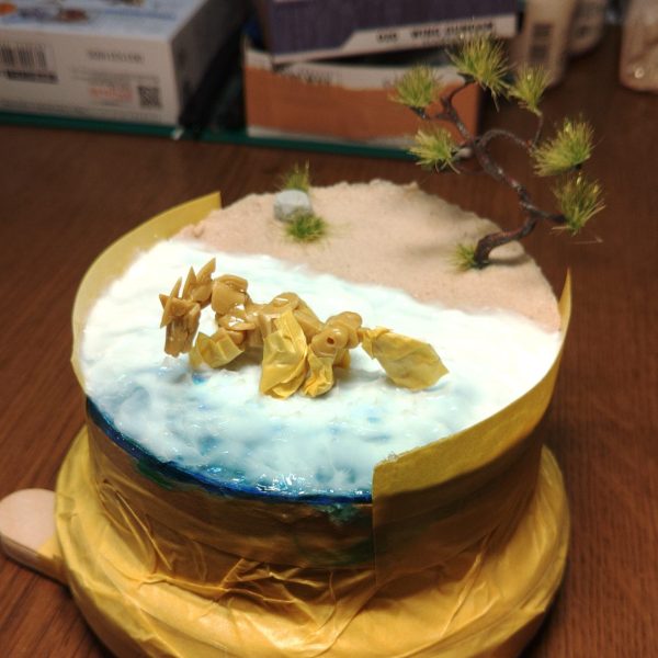 松を植えました。･波表現のためにリキテックスのベビージェルメディウムをのせました。乾くと透明になり艶がでます。･浜に打ち寄せる波打ち際の表現は緩やかに、馬の周囲は荒く波立つように表情を作りました。乾いたらどうなるか(笑)･頑駄無の右脇後ろに箙(えびら)と言う矢筒を作りました。これ、伸ばしランナーとランナータグです(笑)同じく矢も作りました。 （1枚目）