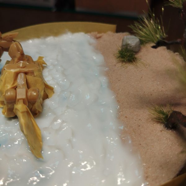 松を植えました。･波表現のためにリキテックスのベビージェルメディウムをのせました。乾くと透明になり艶がでます。･浜に打ち寄せる波打ち際の表現は緩やかに、馬の周囲は荒く波立つように表情を作りました。乾いたらどうなるか(笑)･頑駄無の右脇後ろに箙(えびら)と言う矢筒を作りました。これ、伸ばしランナーとランナータグです(笑)同じく矢も作りました。 （3枚目）