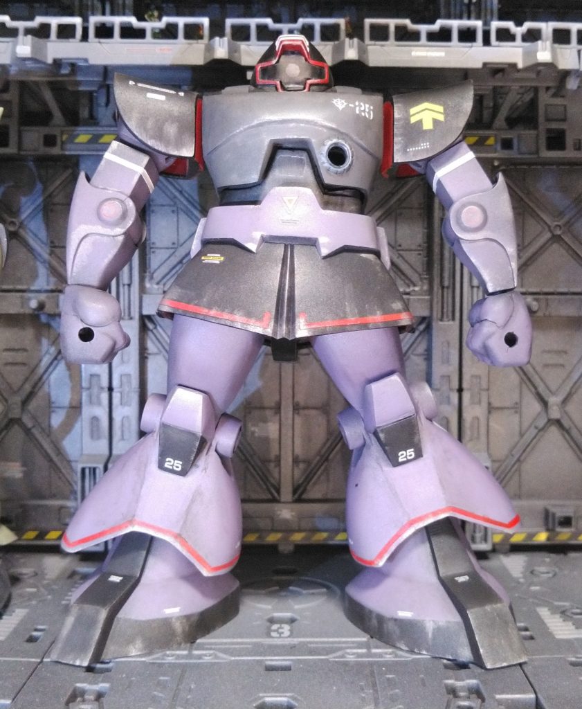 拳はエポパテでボリュームアップし、手の甲が内側に入るように接続部の変更を行っています。また、太ももの前部分をエポパテでボリュームアップ、すねのアーマーを短縮しています。