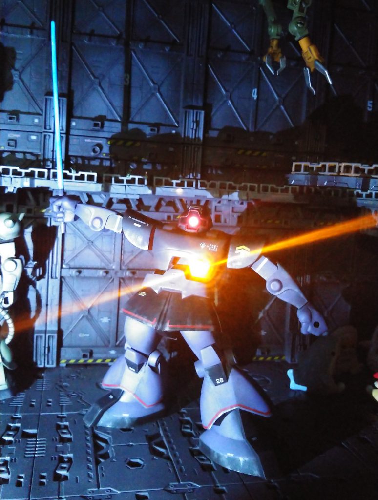 哀戦士風ポーズ