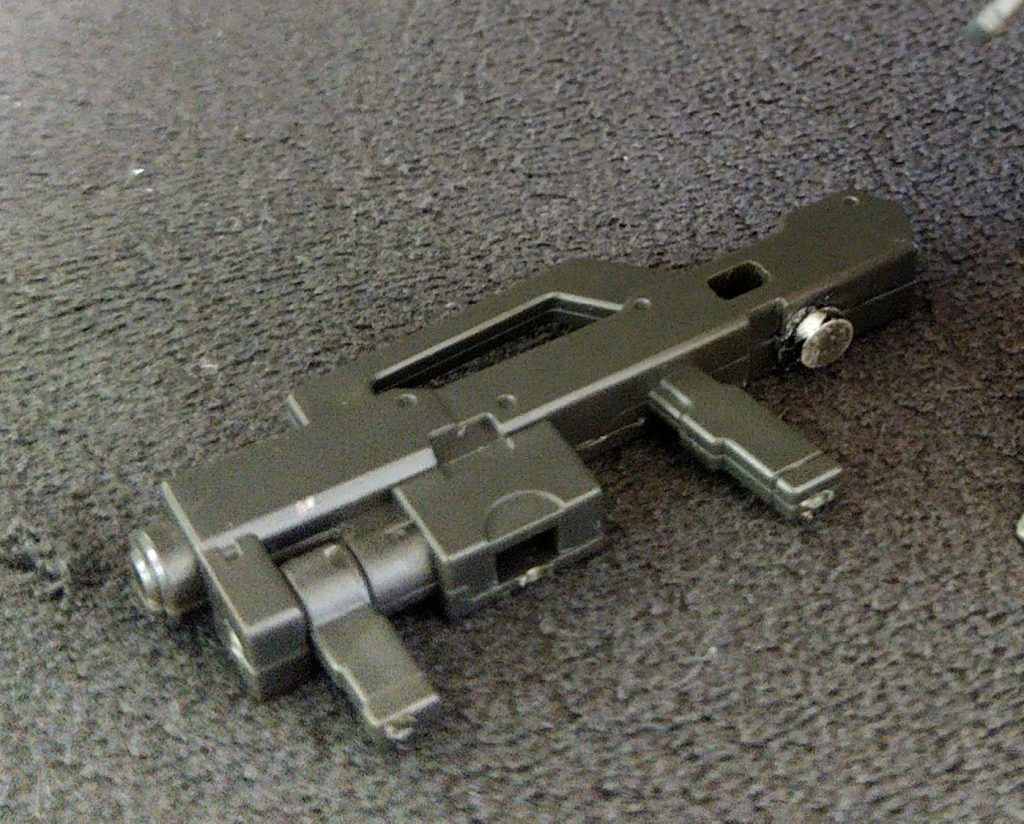 実はライフルはマグネットで持ってる風に。