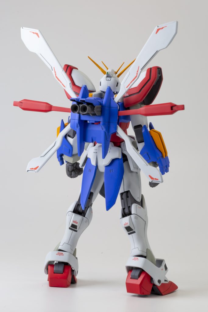 改造ポイントとしては…顔の小型化、首の延長、肩アーマーの取り付け位置上昇、胸の厚み増し、腰の延長とふんどし位置の変更、太股ブロックにロール軸追加…などなど、腰アーマーは旧キットから流用しました