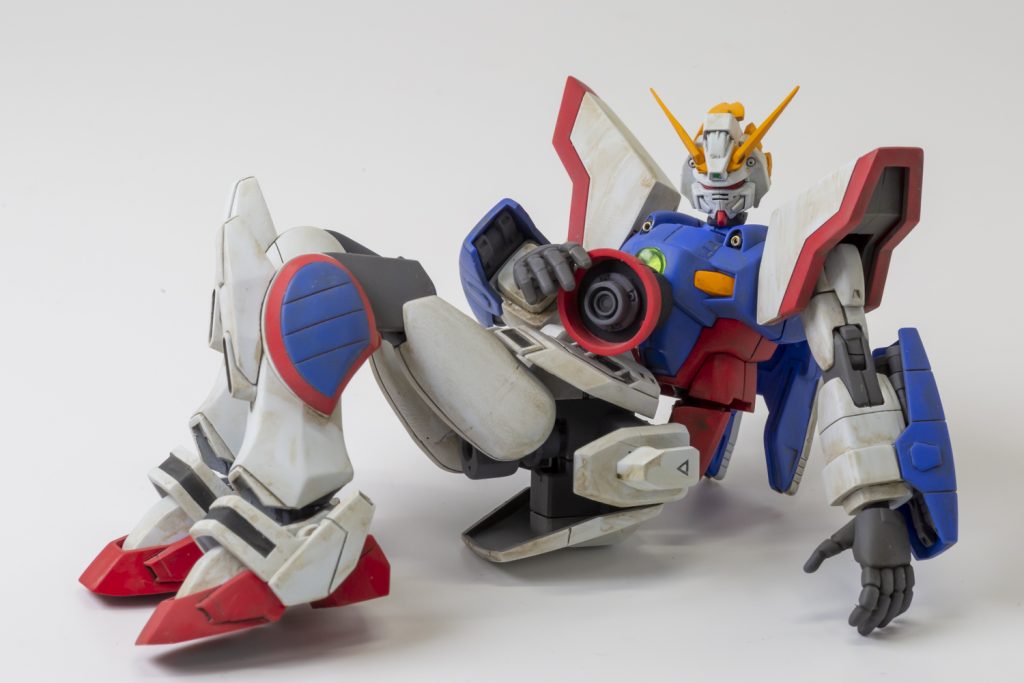 抱っこ用のシャイニングガンダムは実は見ての通りのHGCE版です。元シーンの華奢なイメージに寄せる為に首・腰・股間・腿で延長、元絵の「二次元のウソ」を再現する為に「くの字に曲げる腰」を用意まだ新品のゴッドとボロボロのシャイニングで対比となるようオーバーめに汚しています。 ここまでご覧いただいてありがとうございました!