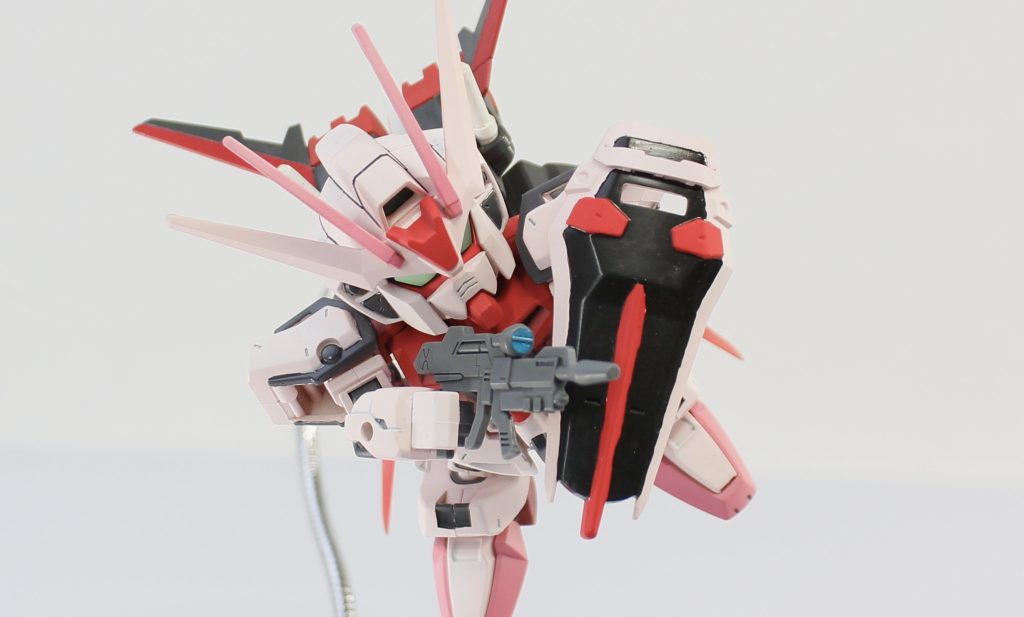ストライクルージュの設定どおりに、全体的に赤系の機体色で塗装した。