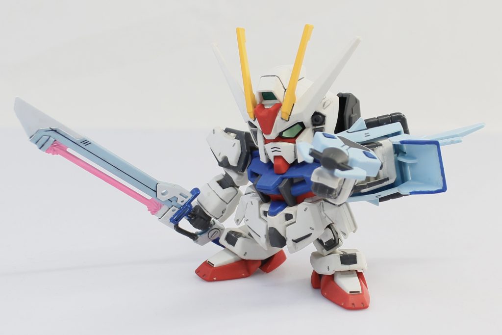 機体OSはオリジナルのストライクと同設定に調整され、PS装甲色は同じくトリコロールに変化しているストライクルージュ。ストライクの設定どおりに部分塗装を施した後、カメラの色を緑に変更しました。