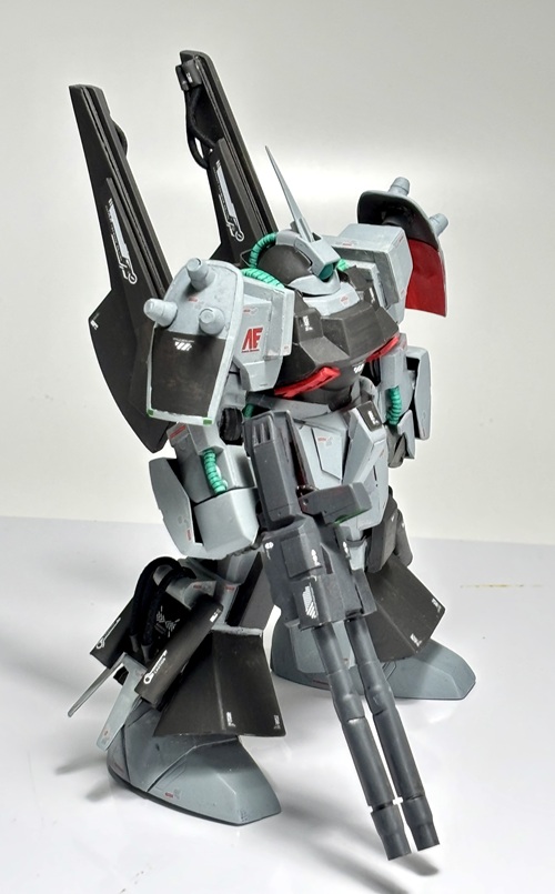 フロントアーマーはプラ板で大型化。中央部もプラ板でロング化。ZZガンダム用のベースになった、という設定らしい、ダブルビームライフルは、HG ZZガンダムの同武装の基部をコンパクト化しながら、ロングバレルを装着。そのバレルは、使わずにいくつかストックしていた豆乳のパッケージに付属していたストロー。。。プラ素材ではないためABS用接着剤で接着。