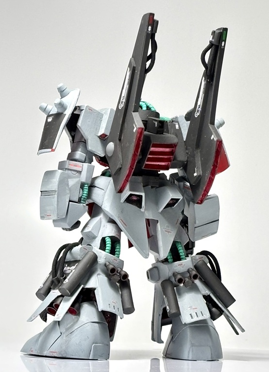 肩アーマーはプラ板スクラッチ。特徴的な左右の小型のシールドは、100円ショップで買ってきた20個入りスプーンと、プラ板でそれっぽく。肩アーマーにBJマウント。スパイク(?)はサードパーティのディティールアップパーツを組み合わせながら装着。腕周りは少しディティール足しながら、ほぼキットのまま。拳まわりの追加アーマー(?)はプラ板スクラッチ。藤田さんの設定画だと拳にマウントされているようにも見えますが、バトオペ2を真似て袖にマウント。百式に似た形状のリアアーマーはプラ板スクラッチ。百式のものよりも一回り大きいですね。