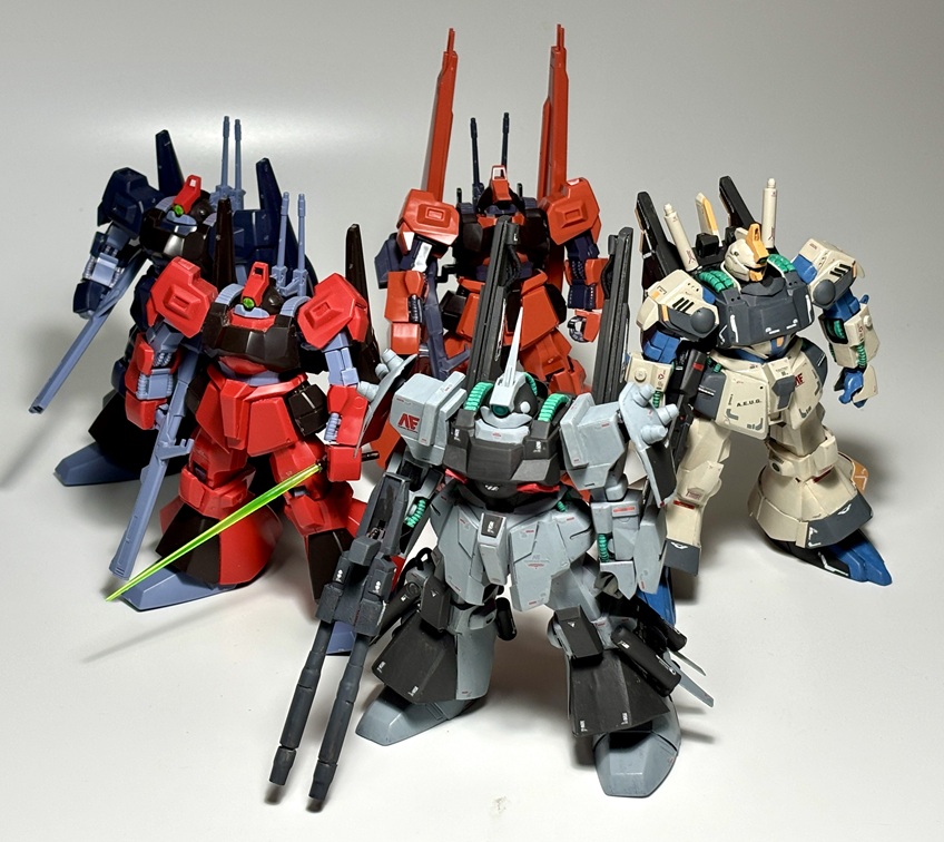 我が家のリック・ディアス軍団。今回も旧キットをHGと並べられるくらいにフォルム変更できたようです。