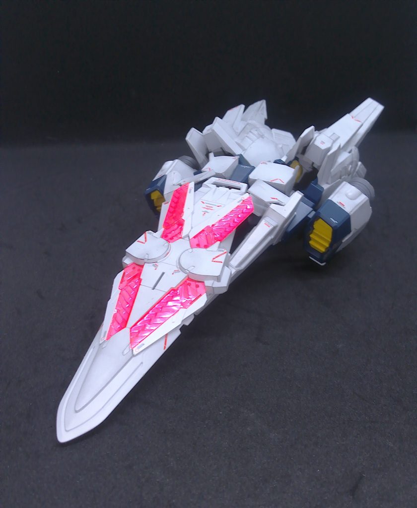 ここまで来ると飛行ユニットというより剣。ビーム系は腕キャノンにまかせて、こっちは物理で突進という設定でもいいかも。