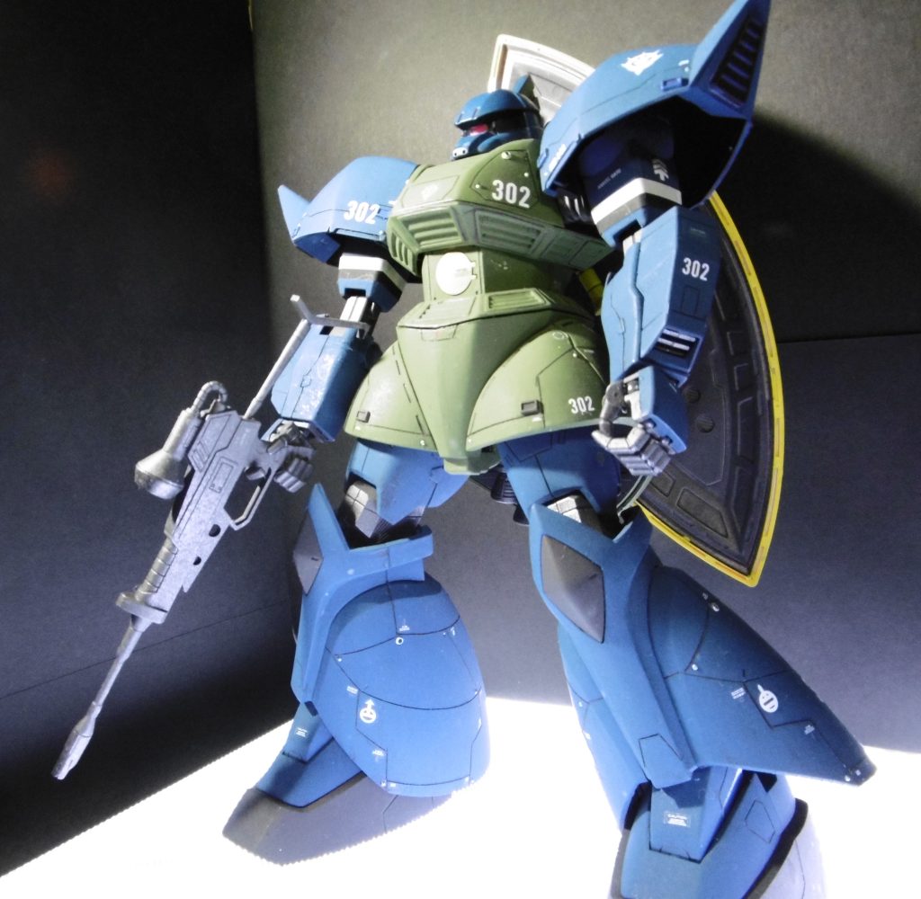 古いキット（Ver1.0）なので全体的に関節が緩いです。また盾はどうしても持たせることが出来ませんでした。でも立ち姿はすごくかっこいいので、このまま飾ることにしました。