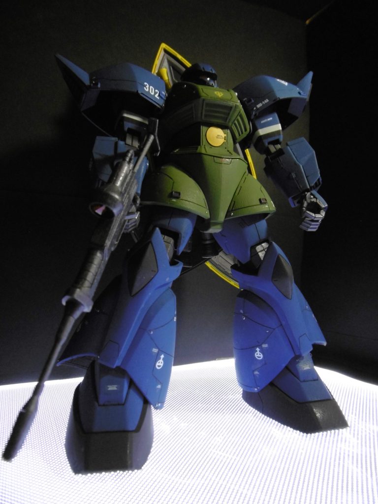 既存モールドを彫り直してから、全体的にスジボリを追加し、要所に金属パーツを埋め込んでディテールアップしました。塗装はラッカー塗料を筆塗りしています。