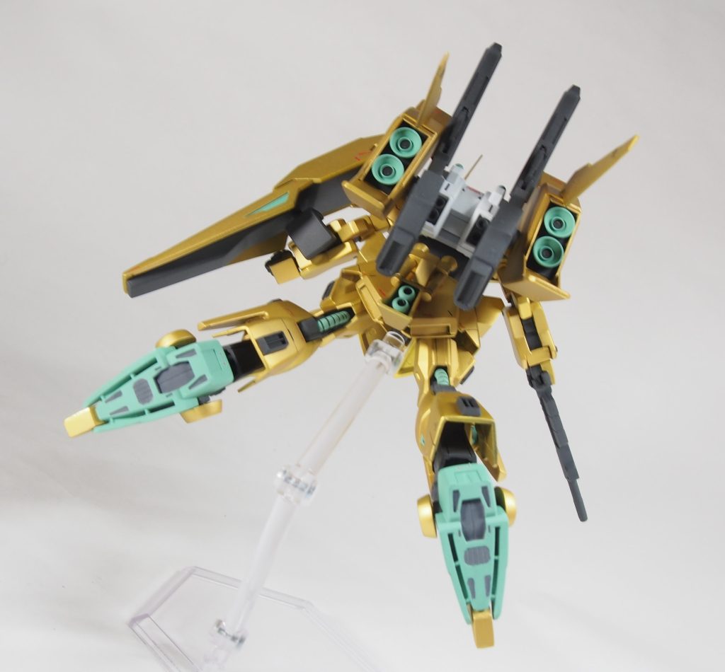 特徴的なバックパックとシールド、代用できそうなパーツが無かったのでプラ板でほぼスクラッチ。今思うとバックパックはもう少し小さくしても良かったかも…(gundam-kao5)
