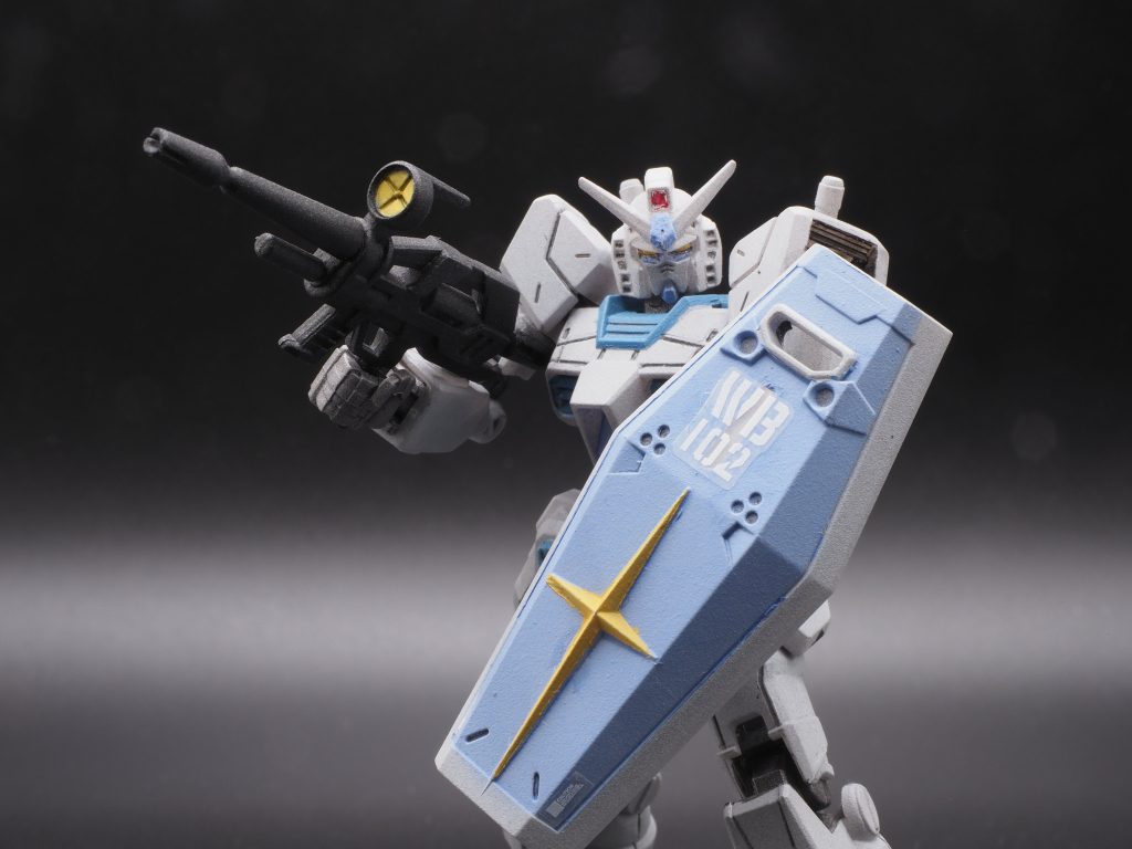 アクリジョンは水性サーフェイサー500の上から塗るとよく塗れますが、黒のサーフェイサーを使った方が良かったかもしれません。500をかなり薄めて使ったので、塗り切れていないのですが（エアブラシ難しい）、最後までホワイトクリアパーツの透け感がのこってしまいました。何とかせねばと、パーツの裏側に黒鉄色を塗ったら、少しマシに。一方、黒で染め上げたライフルはいい感じです。