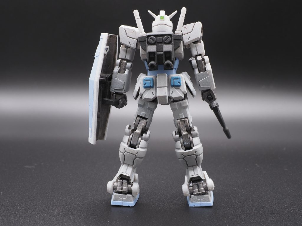 カラーレシピは以下の通り。下地：水性サーフェイサー500スプレー→途中で切れたので、水性サーフェイサー500の瓶詰めをエアブラシで吹き付け灰色（ボディの大半）：アクリジョンのグランプリホワイトとベースグレーを3:2くらい。リターダーを1くらい加える。アクリジョン専用 エアブラシ用うすめ液 改で薄めながら、エアブラシで吹き付け。紫（盾や足）：アクリジョンすみれ色。薄めながらエアブラシ緑：アクリジョンベースブルーとベースグレー、ベースホワイトを1:1:1くらいで混色。リターダーを少しだけ加えて、筆塗り黄色：アクリジョンベースイエローとイエローをまぜ、リターダーを少しだけ加えて、筆塗り黒（ライフルとか）：水性ブラックサーフェイサー1000スプレーののち、アクリジョン黒鉄色を筆塗り黒（関節とか手首）：アクリジョン焼鉄色を筆塗り 