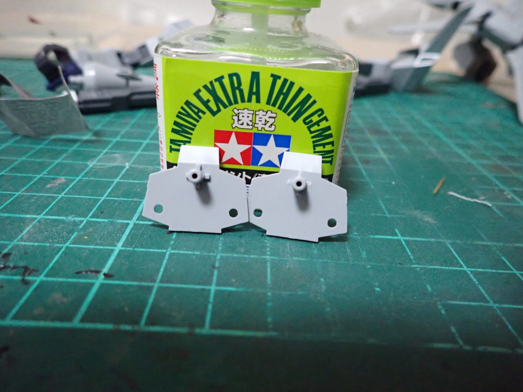 サイドアーマーのパーツです。内側を削り胴体と近くしました。