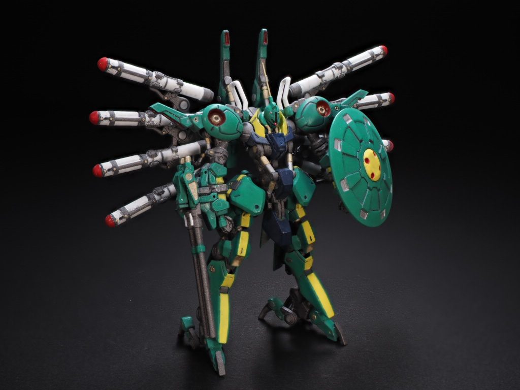 塗装のレシピは以下のような感じです。フレーム、ガンメタ部はガイアカラーのガンメタサフエメラルドグリーン、ホワイト、レッド　水性ホビーカラー瓶ナマレモンイエロー、ブルーブラック　水性ホビーカラーを調色シルバー、チタンゴールド　タミヤエナメル水性ホビーカラーのはみ出しはマジックリンで拭き取りました。