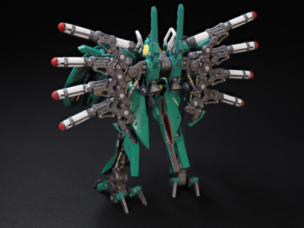 後ろ姿がノーマルでゲショゲショしていていい感じ。シリンダーはゴールドとシルバーのエナメルで塗り分け。ボルトやリベットみたいなのも同じく塗り分けをしています。