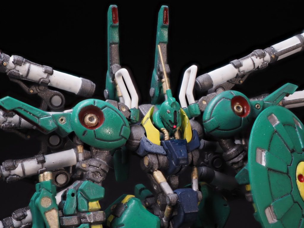 寄るとアラが目立ちます。今回の一番の失敗は、水性ホビーカラーのつや消しをカブらせてしまったことです。胸のブルーブラックがわかりやすいですね。モノアイは伸ばしランナーを蛍光ピンクで塗装したものを薄く切り飛ばして貼り付けてあります。