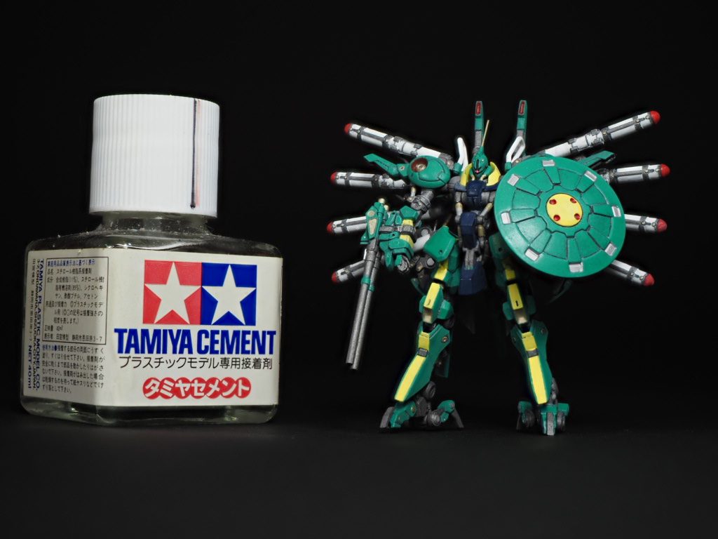 今回初めて( そして最後になると思います)ガンダムアーティファクトを作りましたが、ものすごい小さくて、老眼ぎみなおっさんの目にはかなり厳しめでした。今回は、小ささもあって基本的には合わせ目消しと筆塗りでの全塗装のみ。塗り分けは水性ホビーカラーとエナメルを駆使して、何とかカッコがつくところまで頑張りました。