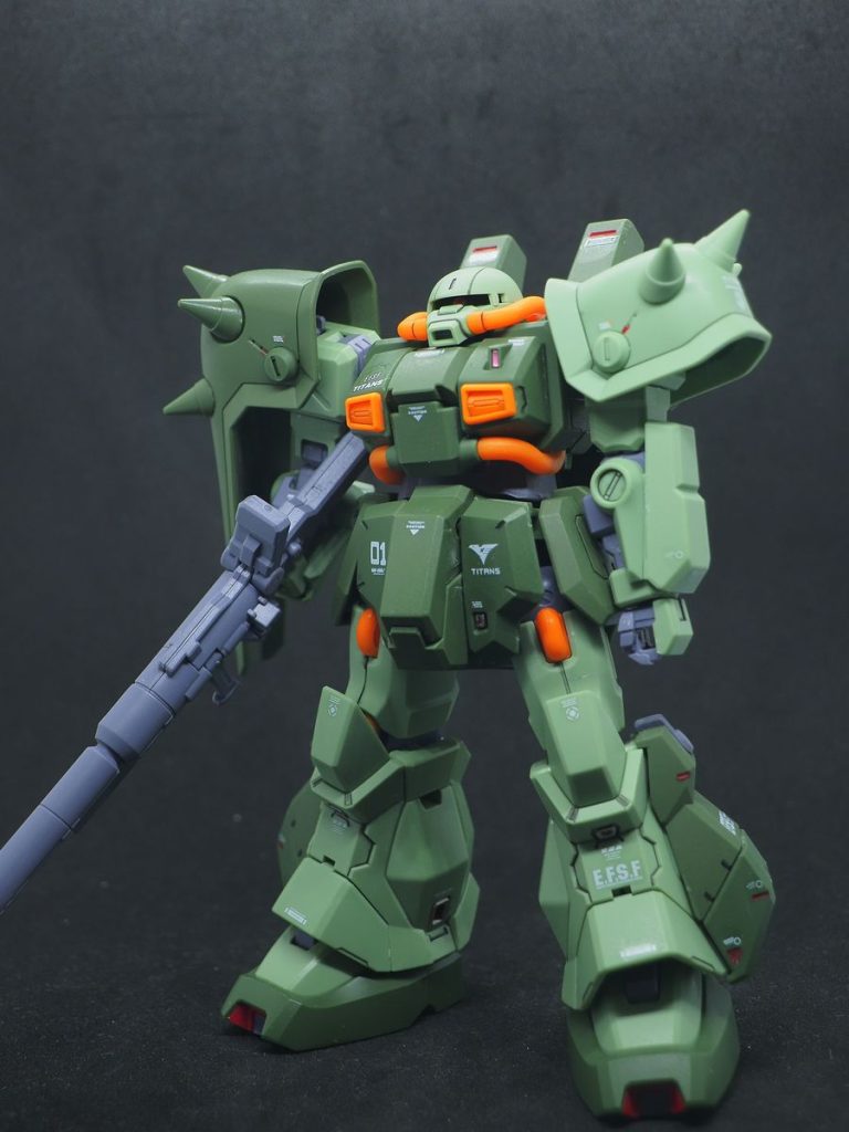 新しいキットなので、合わせ目も少なくて良い感じです(zaku-kao5)