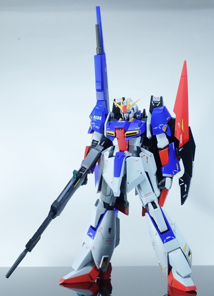 改修点頭部：フェイス部分を小型化。アンテナを延長。胴体：腹部で2㎜延長。コクピットハッチも延長。黄色いダクトはプラ板から製作。胸部側面を0.5㎜ずつ延長。フロントアーマー形状変更。腕部：肩の形状をプラ板で変更。握り手はビルドハンズから。脚部：スネで1.5mm延長。ヒザの形状も変えています。つま先は2㎜延長。